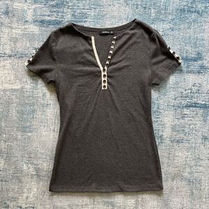 Patty Boutik Gray Tee w V Neck and Decorative Buttons Size Small